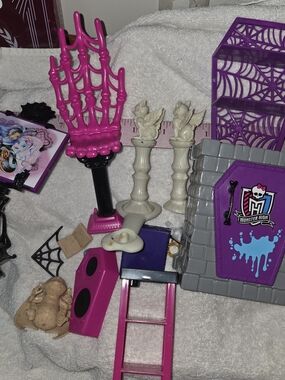 Monster High Purple Coffin Accessory + Pink Skeleton Chair